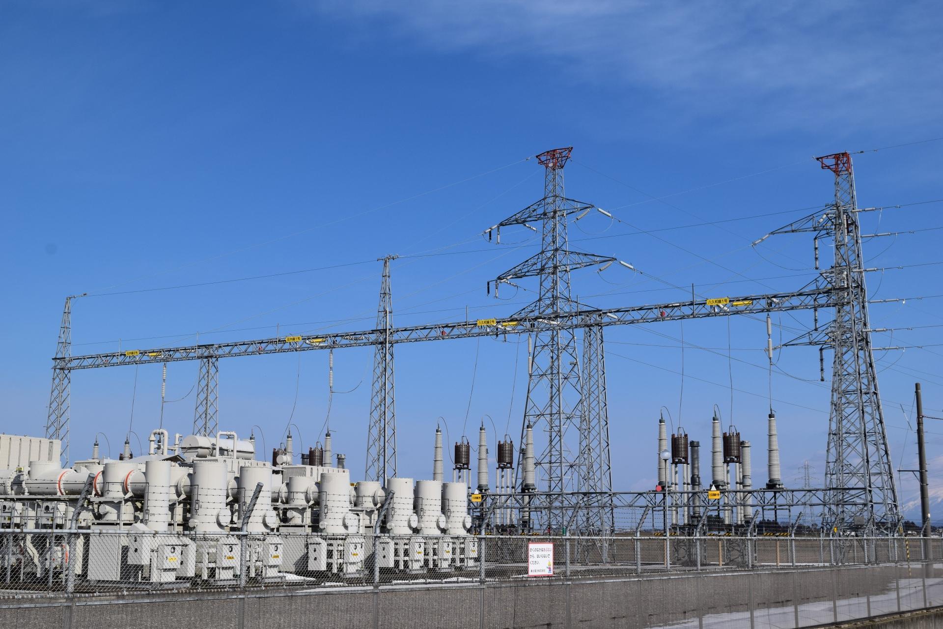 特別高圧受変電設備とは！大規模施設での受電や高圧との違いを解説