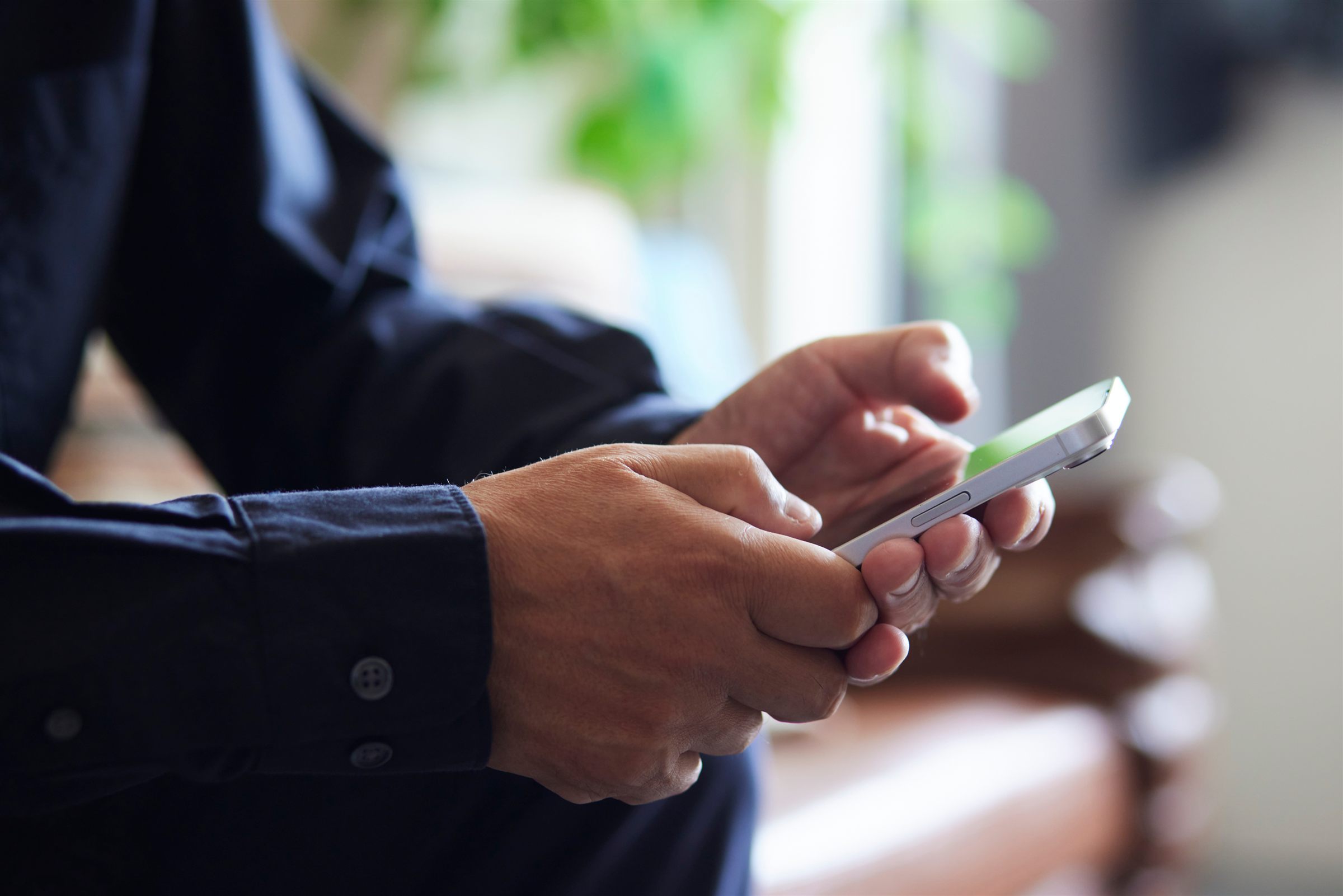 スマートフォンで案件情報を確認する様子