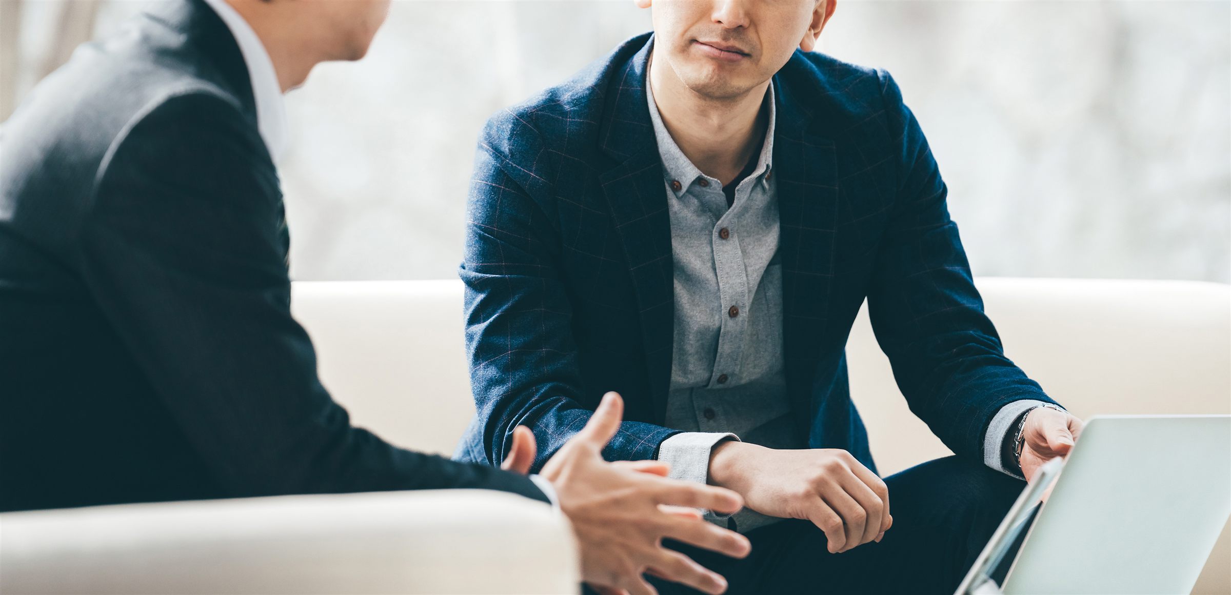 担当者と個別に相談する様子